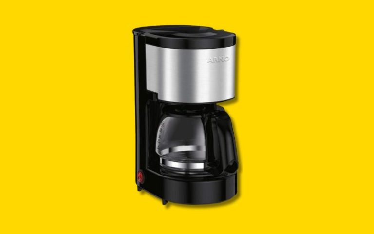 cafeteira Arno Perfectta em um plano de fundo amarelo